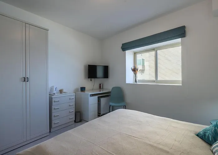 Sliema Bedrooms With Ensuite Bathrooms