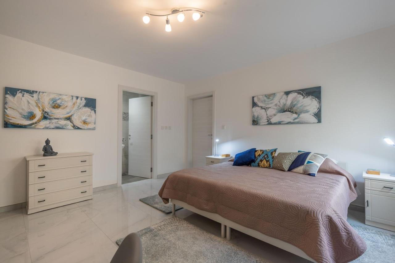 Homestay Bedrooms With Ensuite Bathrooms *