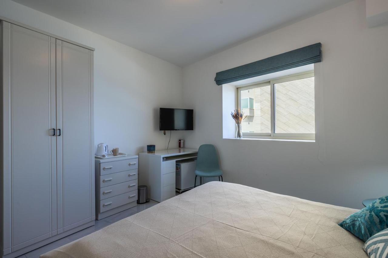 Bedrooms With Ensuite Bathrooms *