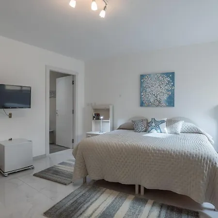 Sliema Bedrooms With Ensuite Bathrooms Exterior photo