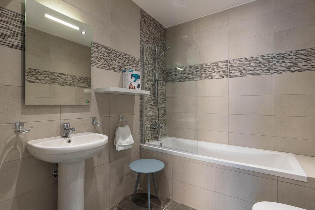 Bedrooms With Ensuite Bathrooms *